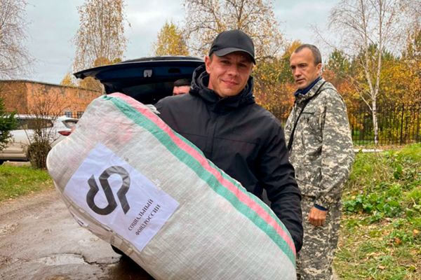 Активисты центров общения старшего поколения организовали сбор посылок для участников СВО.