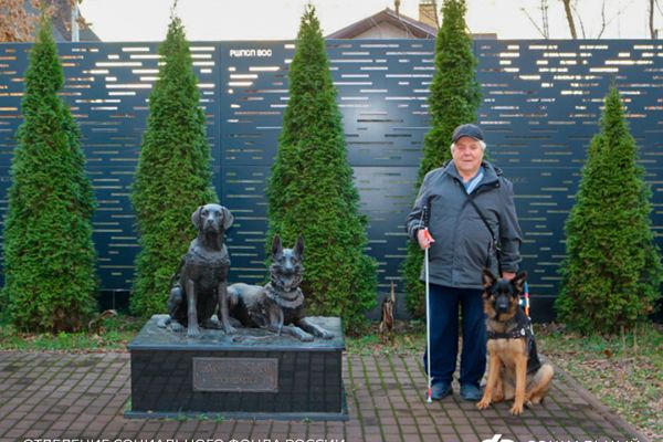 Житель Кузбасса с инвалидностью по зрению получил от регионального Отделения СФР собаку-проводника