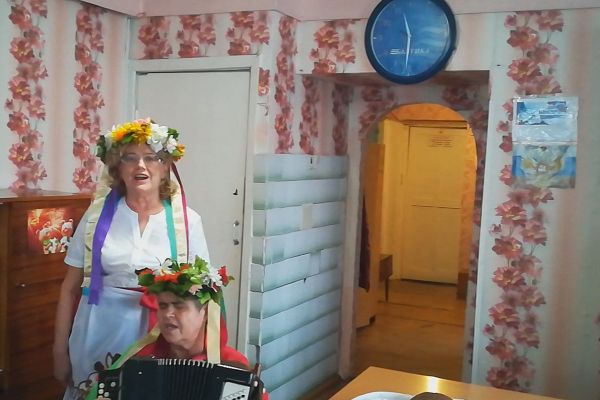 Бочарова Галина и Крутова Валентина исполняют песню 