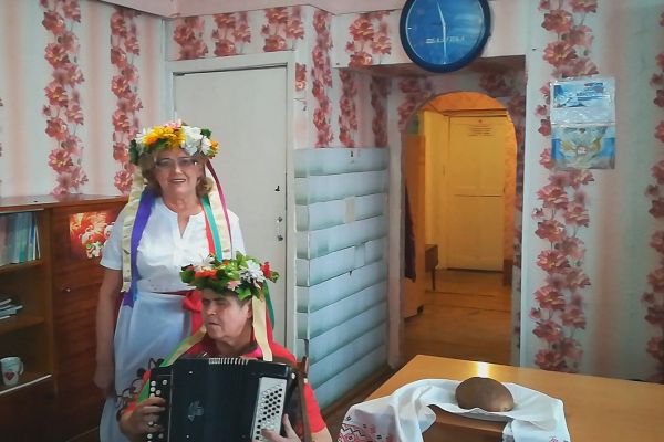 Бочарова Галина и Крутова Валентина исполняют песню Чернявая цыганка