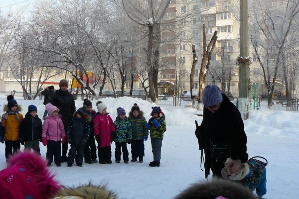 на фото Наталья Бушмакина с Аргусом и детьми 