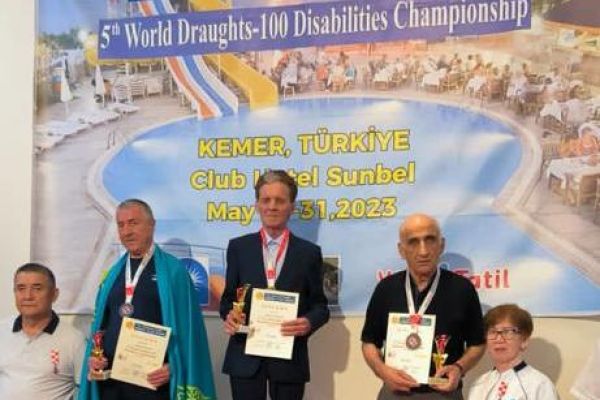 Чемпионом мира по стоклеточным шашкам среди тотально незрячих спортсменов стал кузбассовец Тахирзян Шакиров 