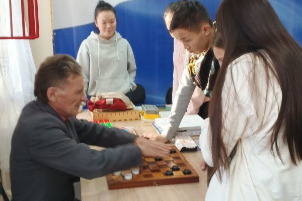 Играют с Т. Шакировым в шашки